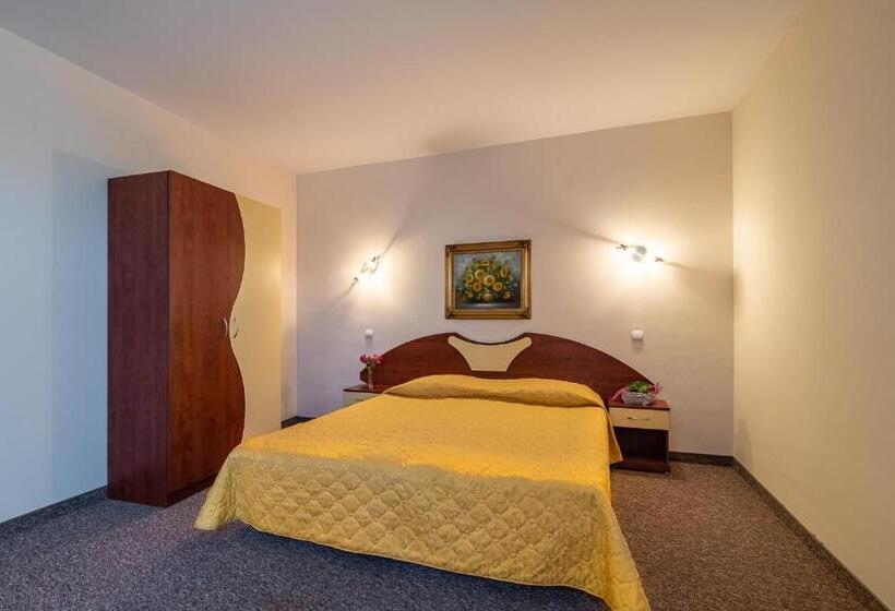 주니어 스위트, Adamo