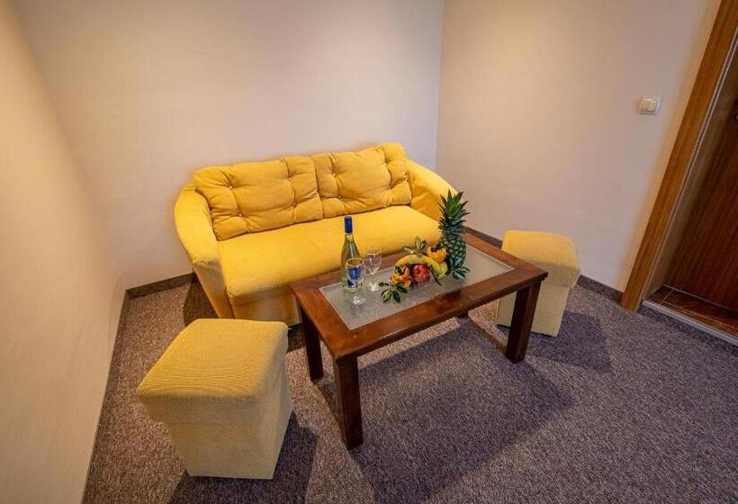 주니어 스위트, Adamo