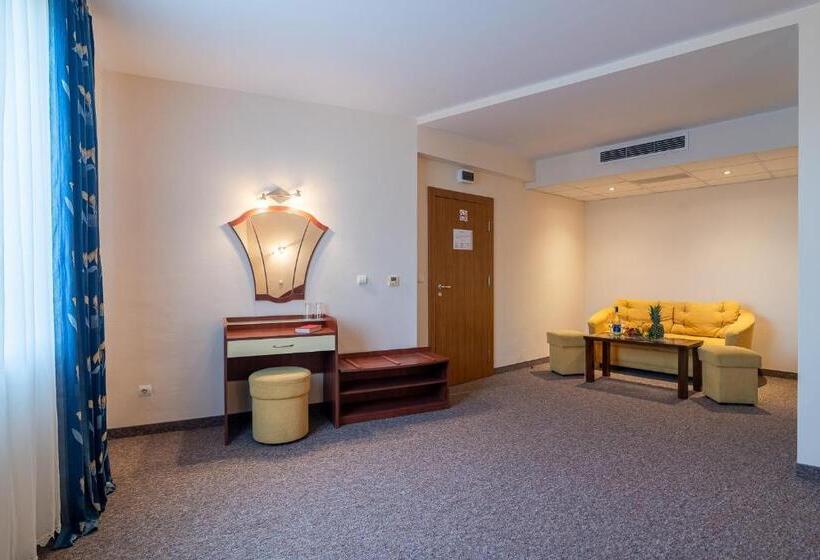 주니어 스위트, Adamo