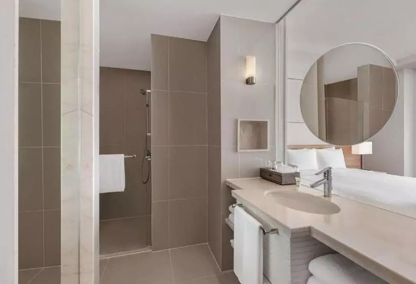 اتاق دلوکس با تخت کینگ و چشم‌انداز شهر, Courtyard By Marriott Bangkok