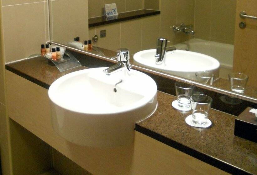 Standard Room, George Limerick