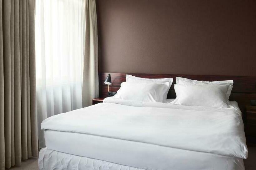 سوییت جونیور, Holt The Art