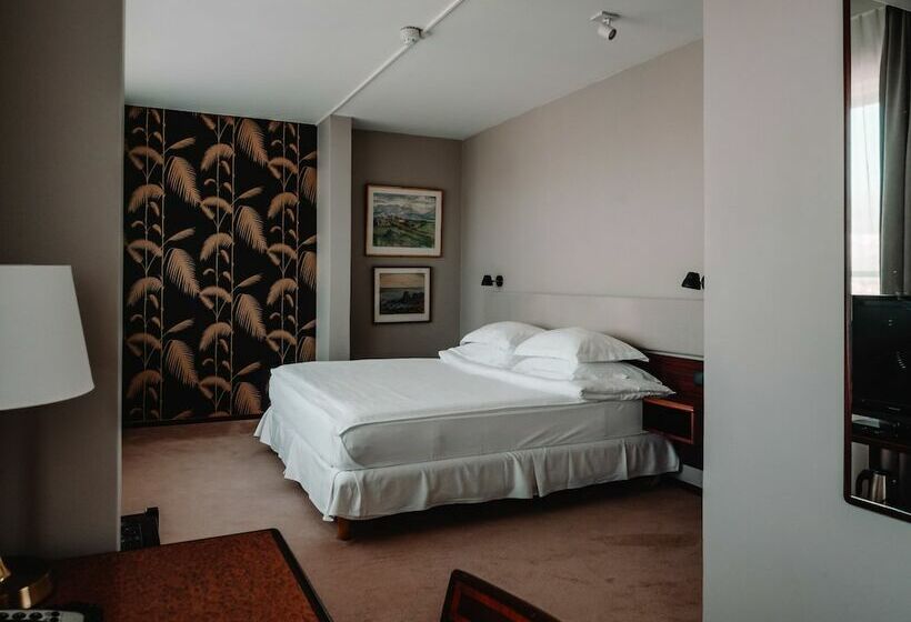 سوییت جونیور, Holt The Art