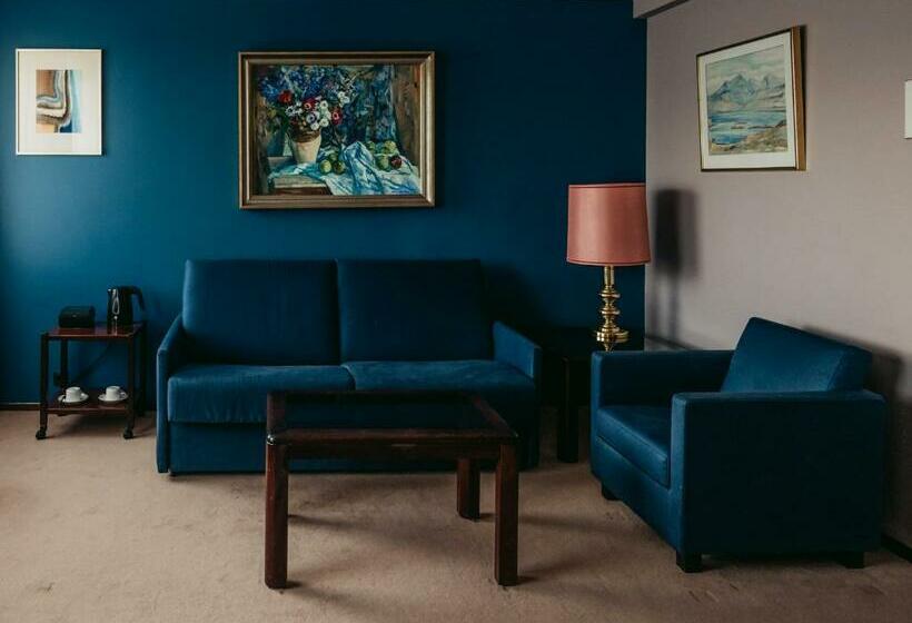 سوییت, Holt The Art