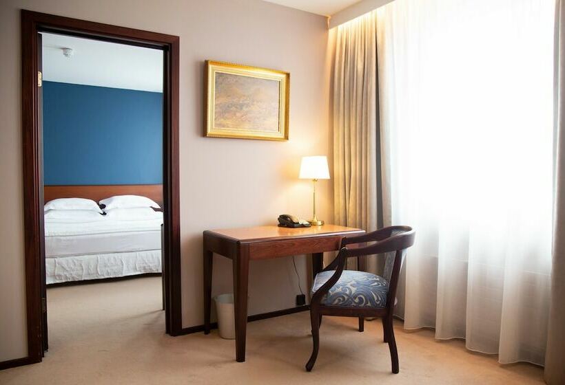 سوییت, Holt The Art