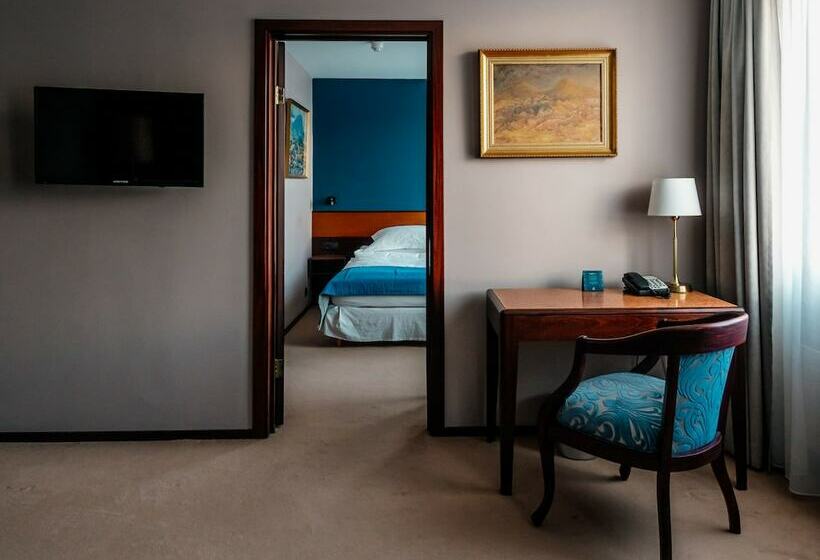 سوییت, Holt The Art