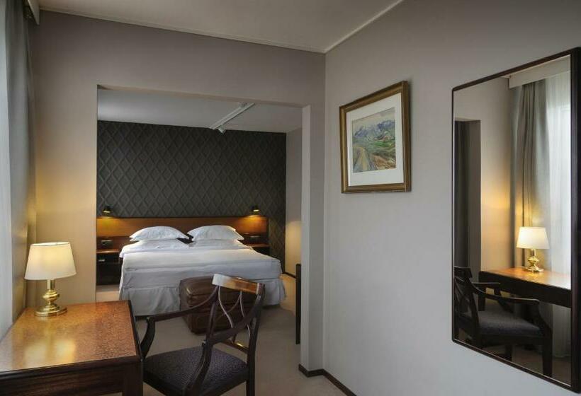 سوییت جونیور با بالکن, Holt The Art