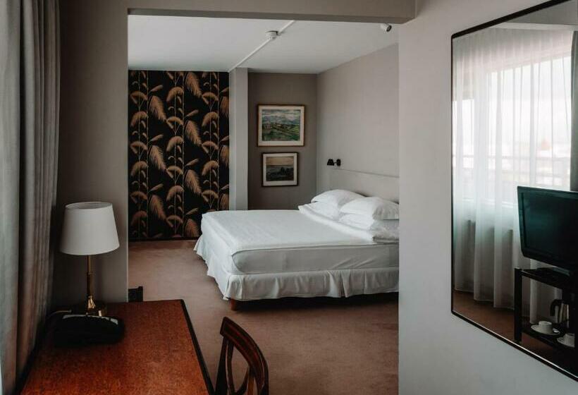 سوییت جونیور با بالکن, Holt The Art