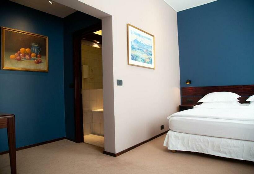 سوییت جونیور با بالکن, Holt The Art