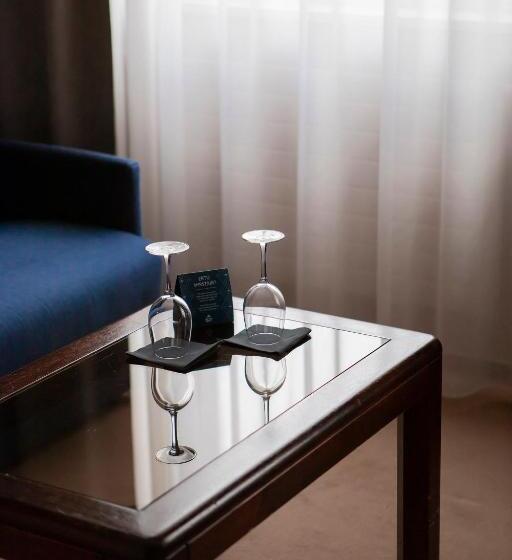 سوییت جونیور, Holt The Art