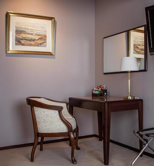 سوییت جونیور, Holt The Art