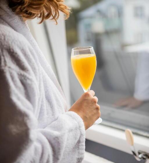 سوییت, Holt The Art