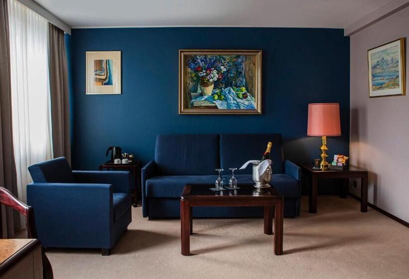 سوییت, Holt The Art