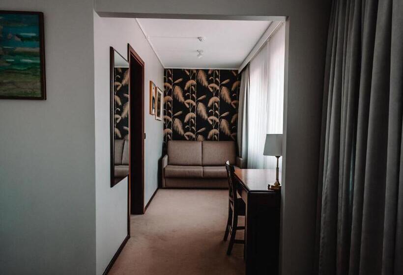 سوییت جونیور با بالکن, Holt The Art