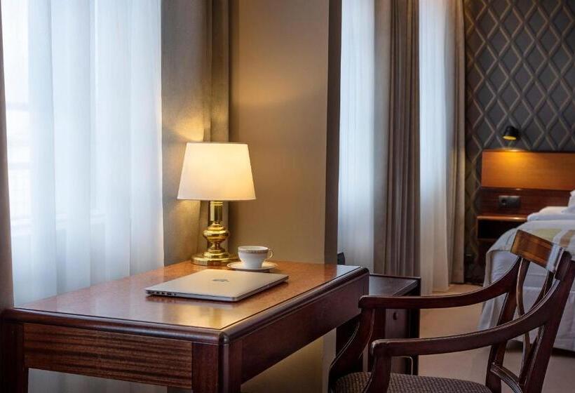 سوییت جونیور با بالکن, Holt The Art