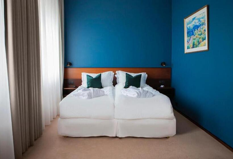 سوییت جونیور, Holt The Art