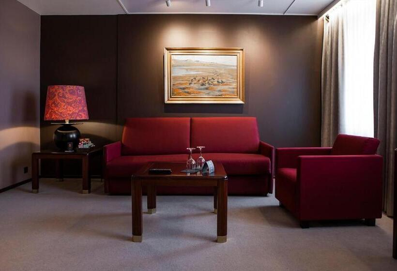 سوییت, Holt The Art