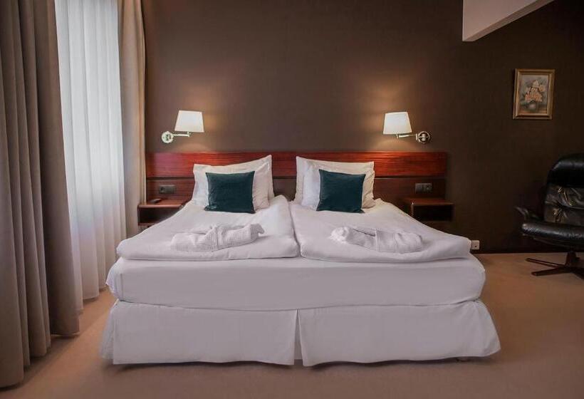 سوییت, Holt The Art