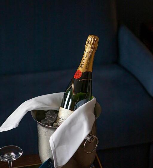 سوییت, Holt The Art