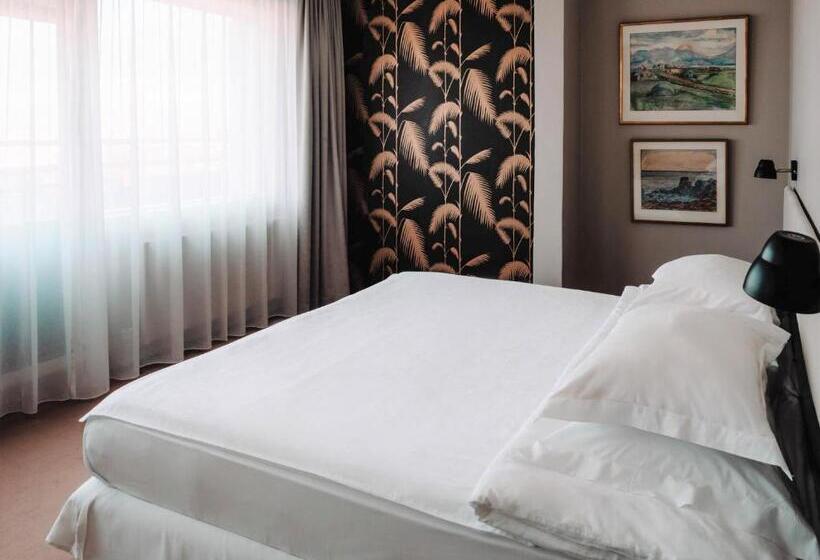 سوییت جونیور با بالکن, Holt The Art