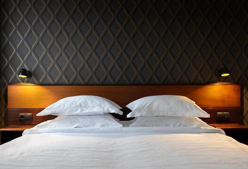 سوییت جونیور با بالکن, Holt The Art