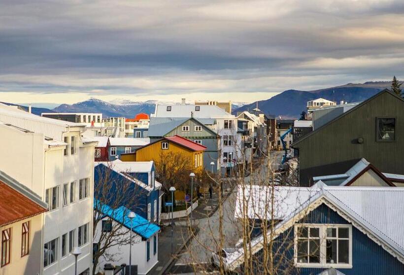 سوییت جونیور با بالکن, Holt The Art