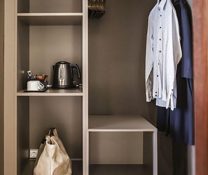 سوییت جونیور, Holt The Art