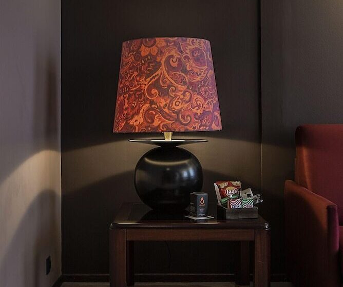 سوییت, Holt The Art