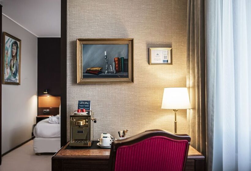 سوییت, Holt The Art