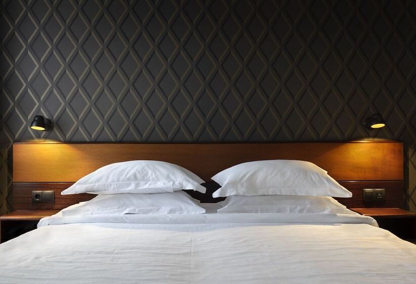 سوییت جونیور با بالکن, Holt The Art