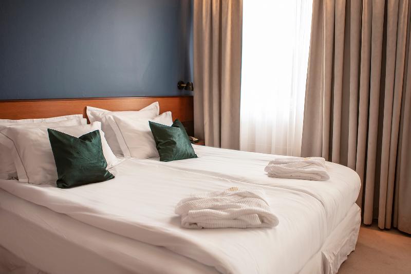 سوییت جونیور, Holt The Art