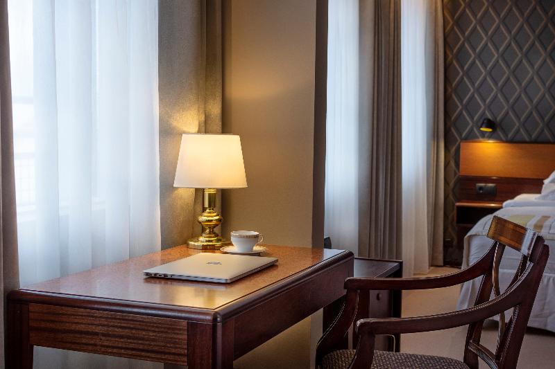 سوییت جونیور, Holt The Art