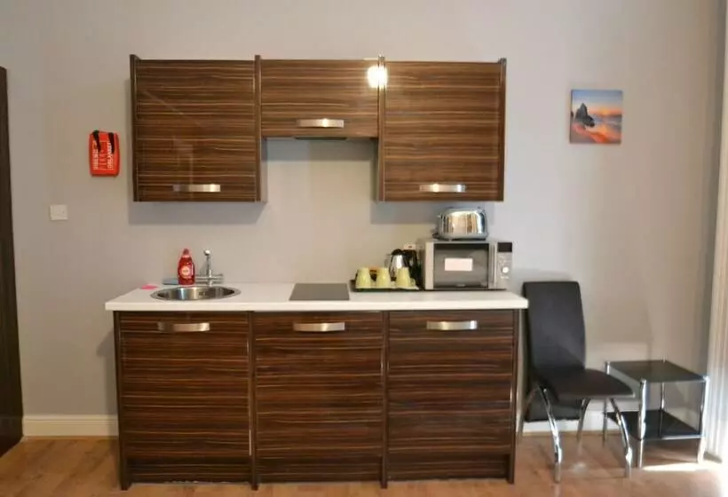 استودیوی استاندارد, Hyde Park Suites Apartments