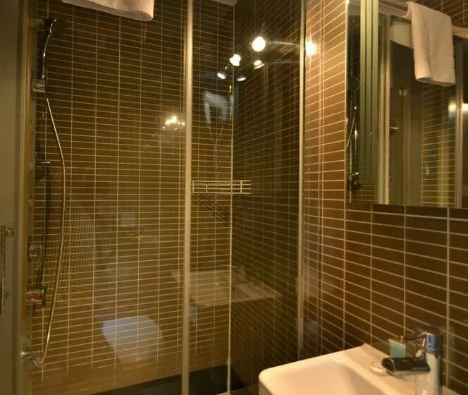 استودیوی استاندارد, Hyde Park Suites Apartments