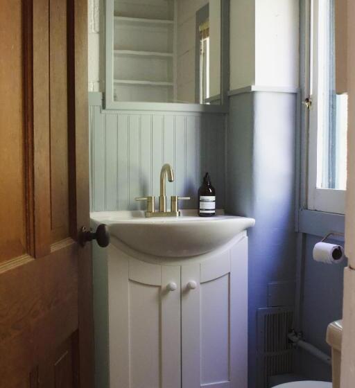 דירת שני חדרים, Anchor Inn