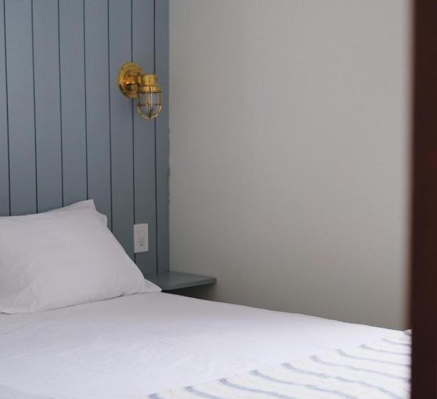 דירת שני חדרים, Anchor Inn