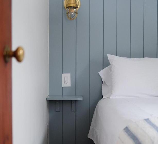 דירת שני חדרים, Anchor Inn