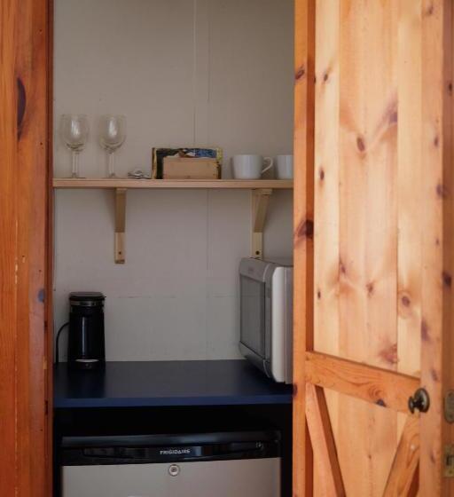 סטודיו דלוקס, Anchor Inn