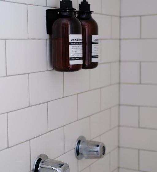 סטודיו דלוקס, Anchor Inn