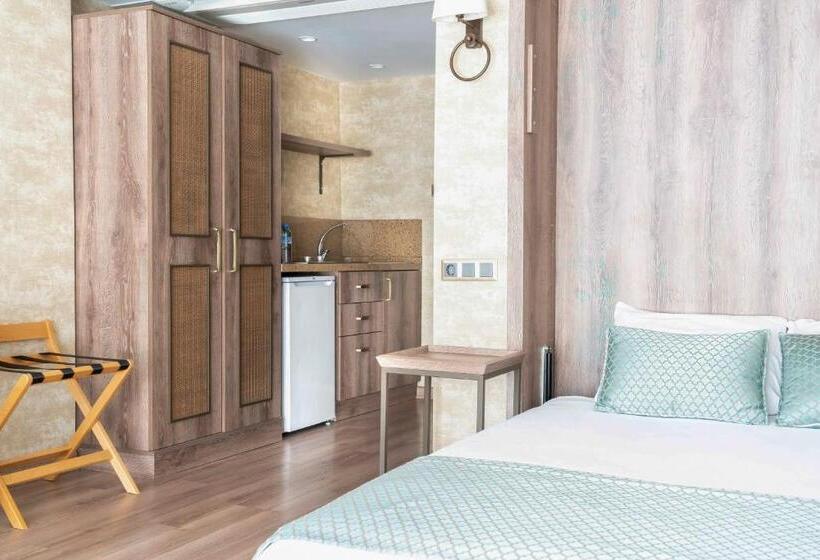 اتاق لوکس با بالکن و چشم‌انداز دریا, Castle Franco Suites