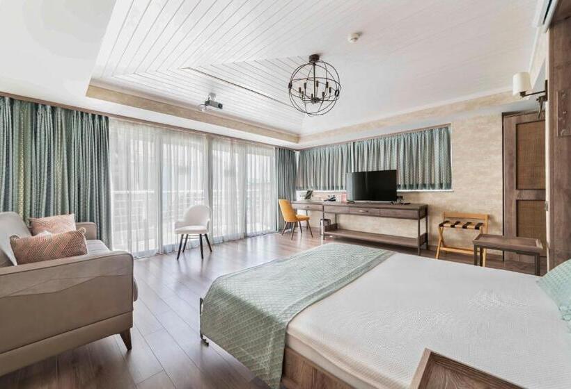 اتاق لوکس با بالکن و چشم‌انداز دریا, Castle Franco Suites