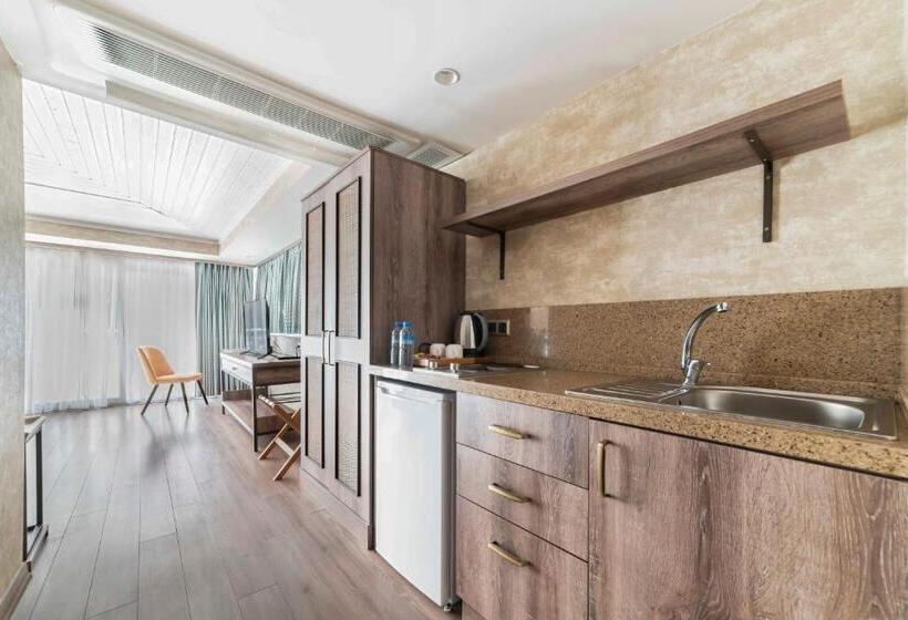 اتاق لوکس با بالکن و چشم‌انداز دریا, Castle Franco Suites