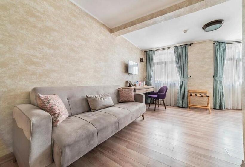 اتاق لوکس با تخت بزرگ, Castle Franco Suites