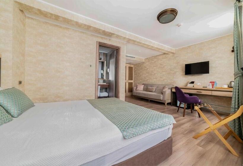 اتاق لوکس با تخت بزرگ, Castle Franco Suites