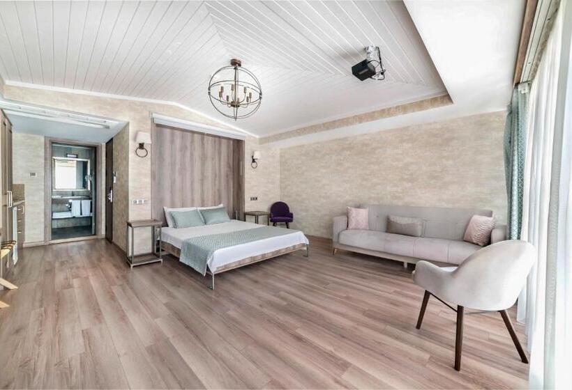 اتاق لوکس با بالکن و چشم‌انداز دریا, Castle Franco Suites