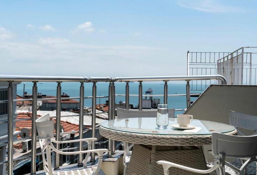 اتاق لوکس با بالکن و چشم‌انداز دریا, Castle Franco Suites