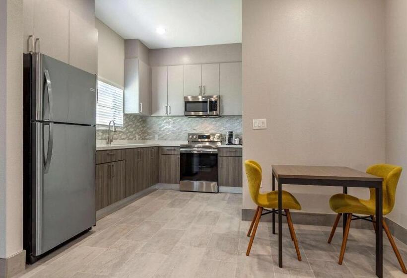 스위트 킹사이즈 침대, Clarion Pointe Port Arthur Beaumont South