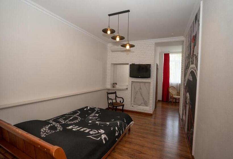 Superior Kolmen Hengen Huone, Piano