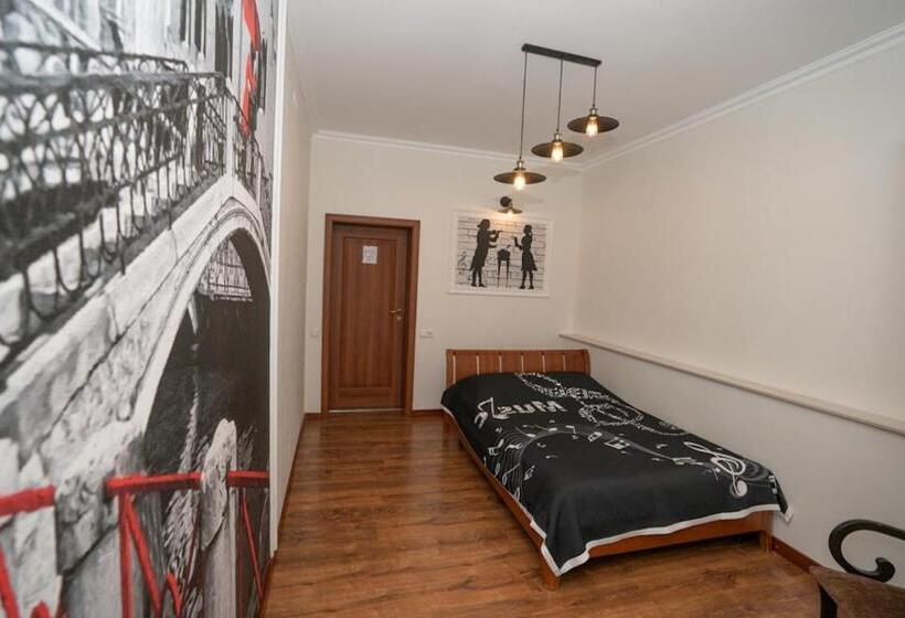 Superior Kolmen Hengen Huone, Piano