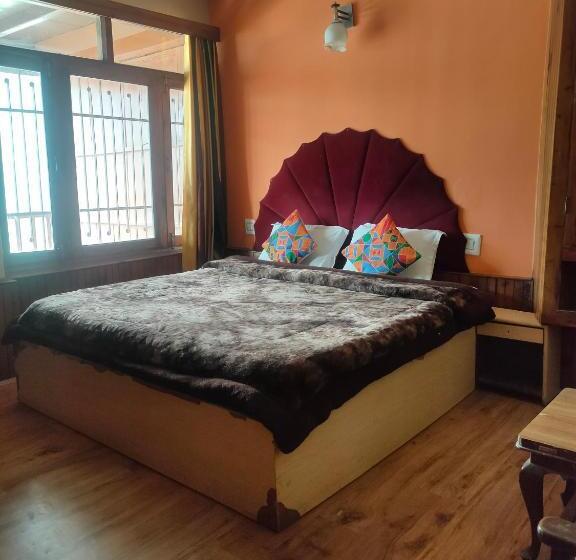 חדר דלוקס, Bhrigu